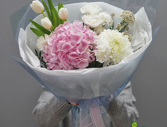 Букет с розовой гортензией и белыми тюльпанами Фото